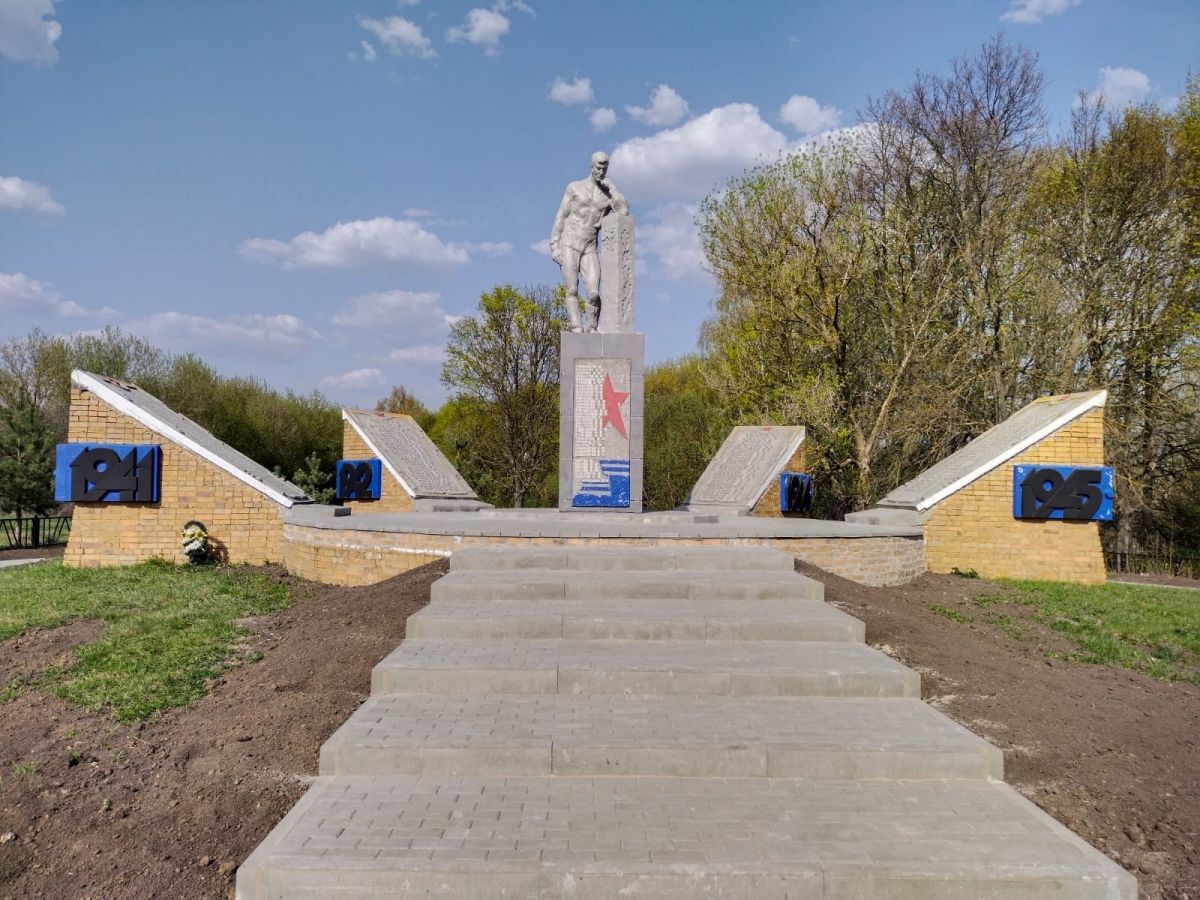 В Малой Огаревке памятник готов к главному событию этой весны