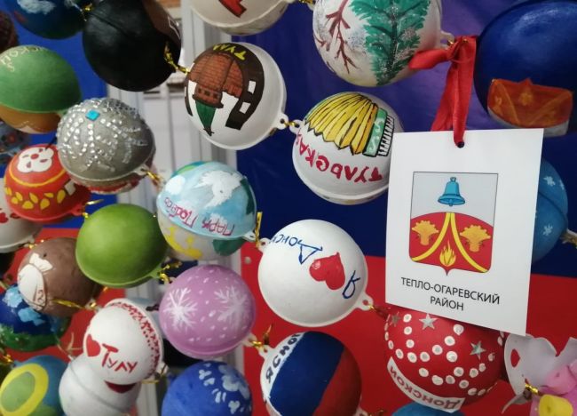 Шар с изображением Свято-Иверского храма украсил новогодние бусы России