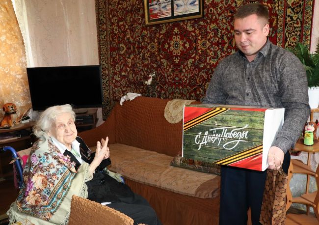 Теплоогаревскому ветерану передали подарочную посылку от губернатора