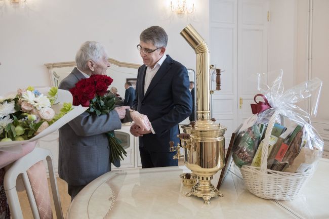 Дмитрий Миляев поздравил ветерана Василия Мирошниченко со 100-летием