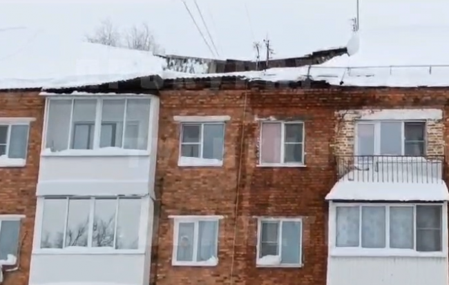 Крыша старой 4-этажки рухнула от мокрого снега (видео)