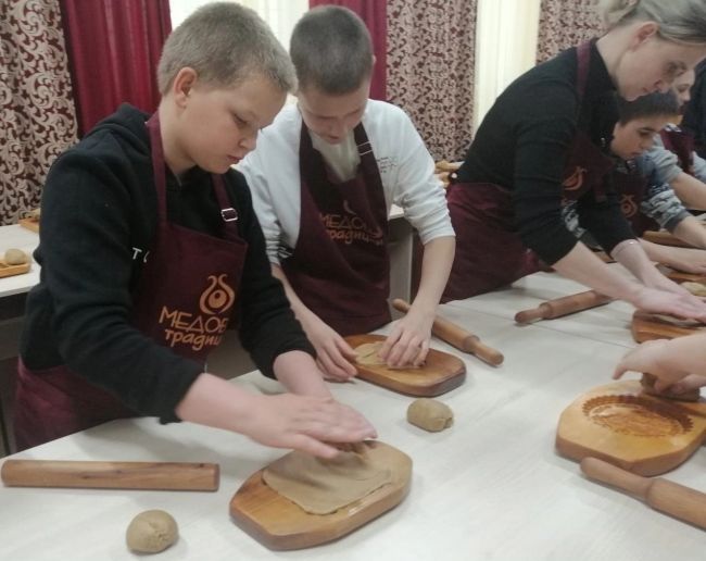 Нарышкинские школьники приготовили тульские пряники своими руками