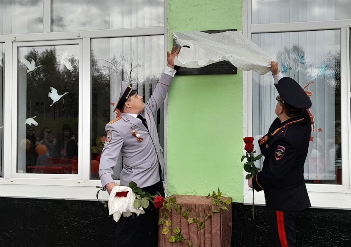 В Покровской школе открыта мемориальная доска герою войны В Покровской школе открыта мемориальная доска герою войны
