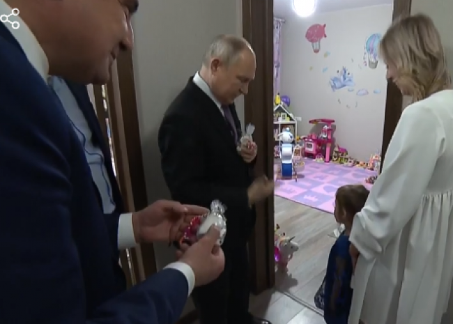 Владимир Путин подарил девочке из Тулы компьютер и плюшевого медведя