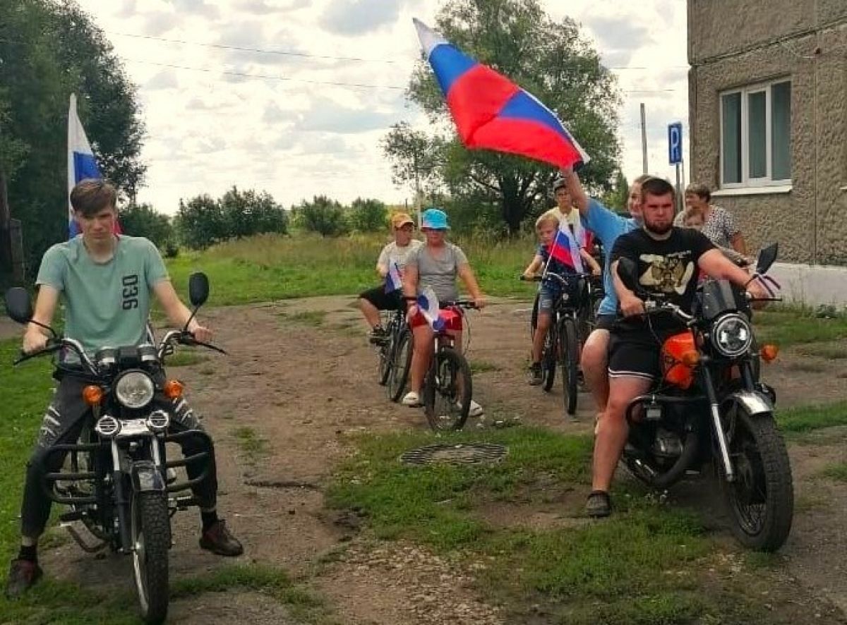 Мининская и крюковская молодежь встретила День флага на мотоциклах и мопедах