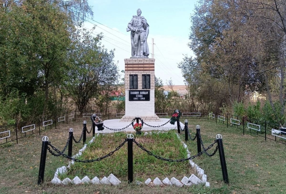 Памятник воинам в селе Нарышкино за это лето сильно преобразился