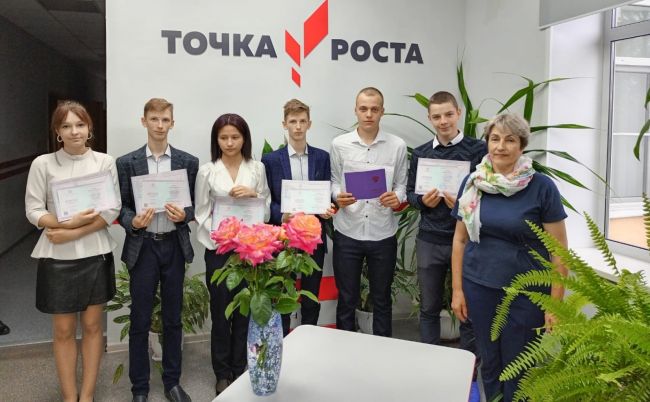 Аттестаты об основном общем образовании получают девятиклассники Волчье-Дубравской школы