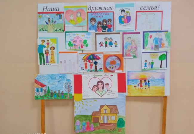 Ученики ДМШ на рисунках рассказали о своих семьях