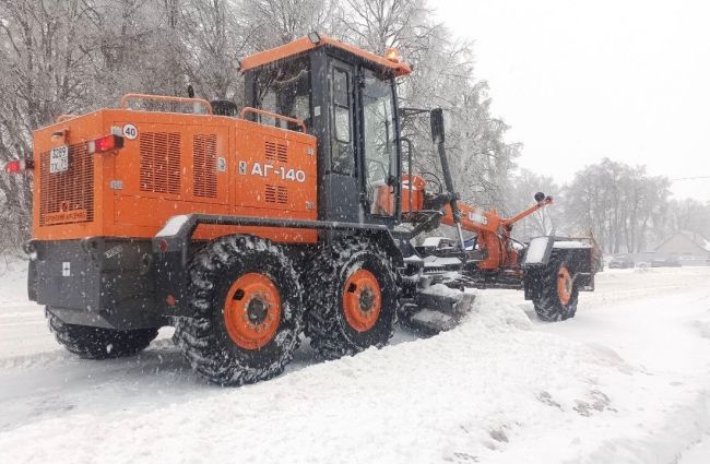 Последствия сегодняшнего снегопада в Теплом ликвидируют 16 единиц техники