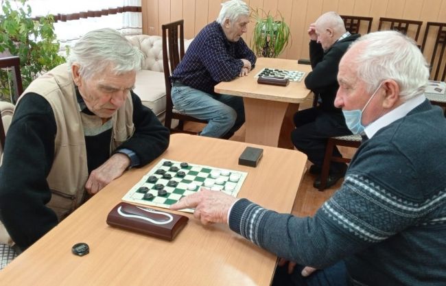 Теплинские пенсионеры сели за шашечные доски