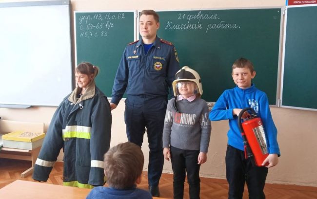 Нарышкинские школьники примерили экипировку пожарного