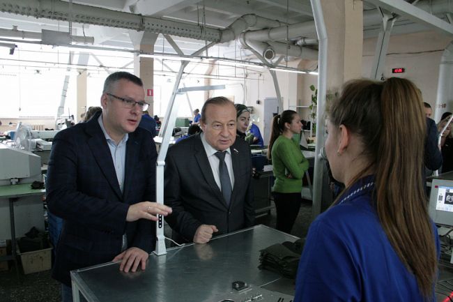На донской фабрике выпускают обувь для участников СВО