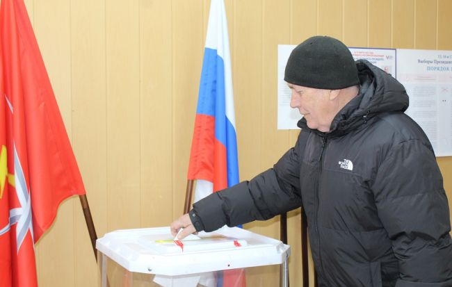 На избирательном участке №2016 проголосовал главный шахматист района Владимир Рубцов