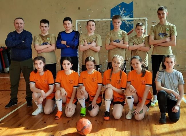 Теплинские футболисты и футболистки соревнуются с соперниками из Волова