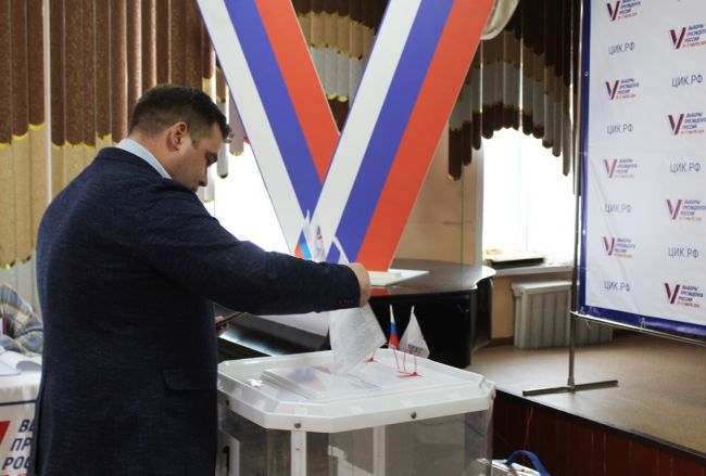 Глава районной администрации Роман Попов проголосовал на выборах Президента РФ