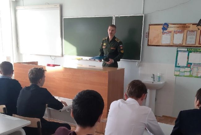 Курсант Серпуховской военной академии ракетных войск посетил родную теплинскую школу