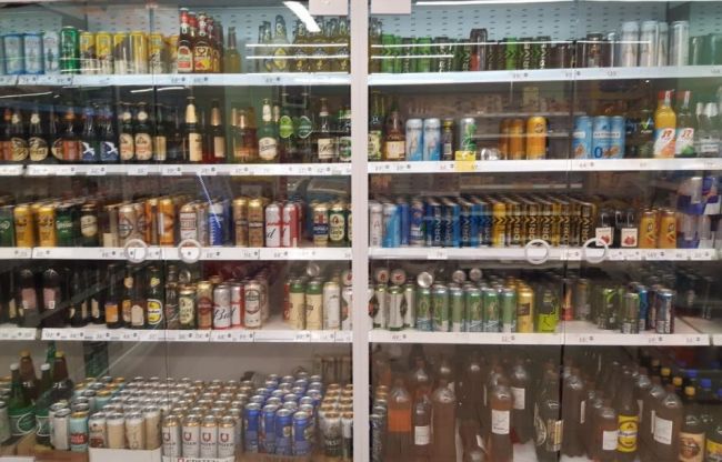 Житель Горьковского унес из магазина две бутылки пива