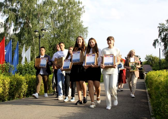 Торжество юности: в Теплом отметили активную молодежь