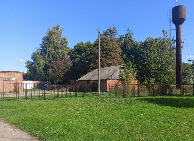 Школу обязали достроить забор Школу обязали достроить забор