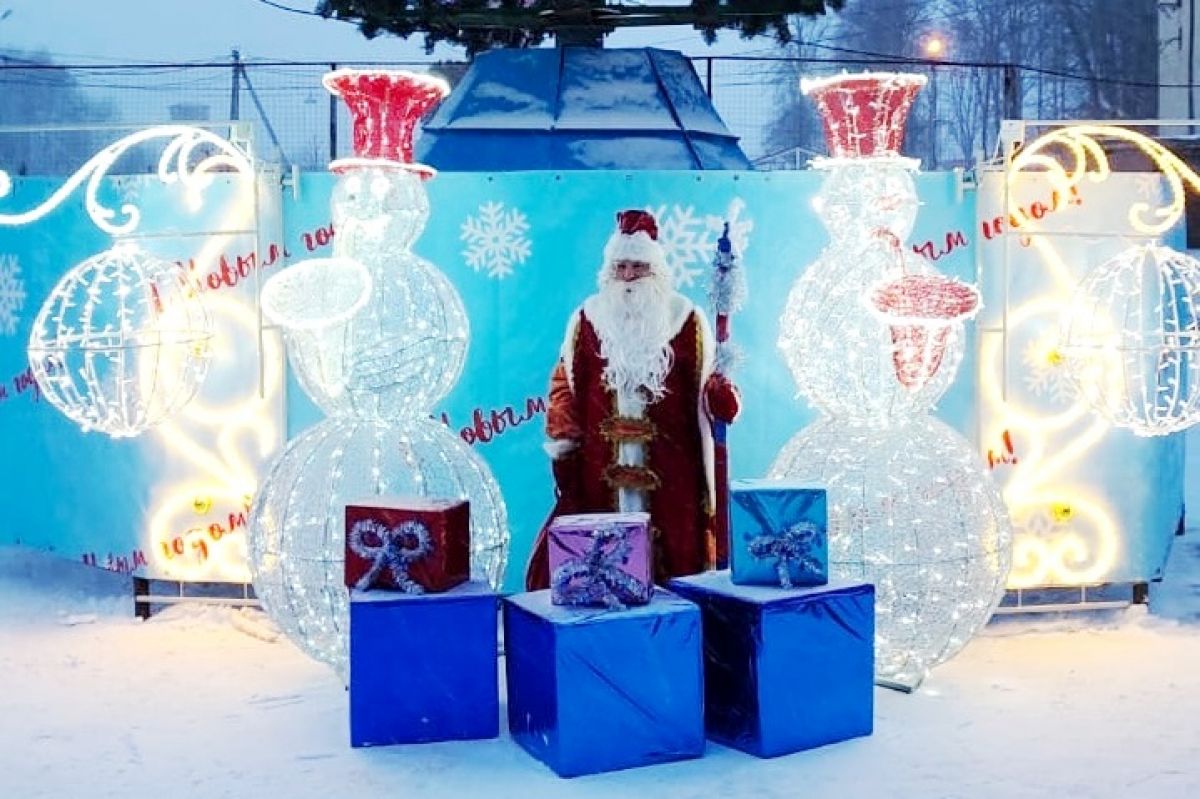 В Теплом под новогодней елкой поселились снеговики