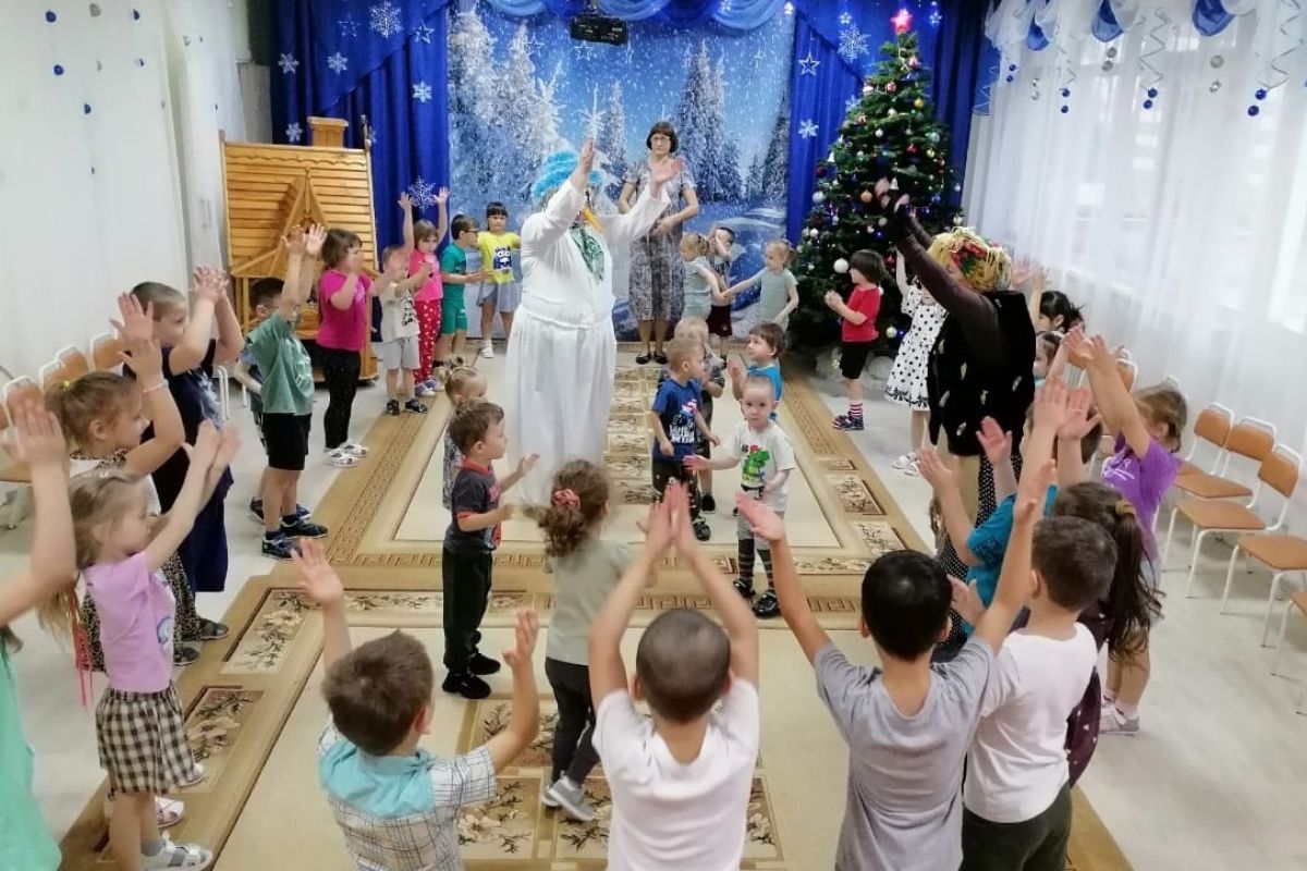 Воспитанники третьего детского сада попрощались с новогодней елочкой Воспитанники третьего детского сада попрощались с новогодней елочкой