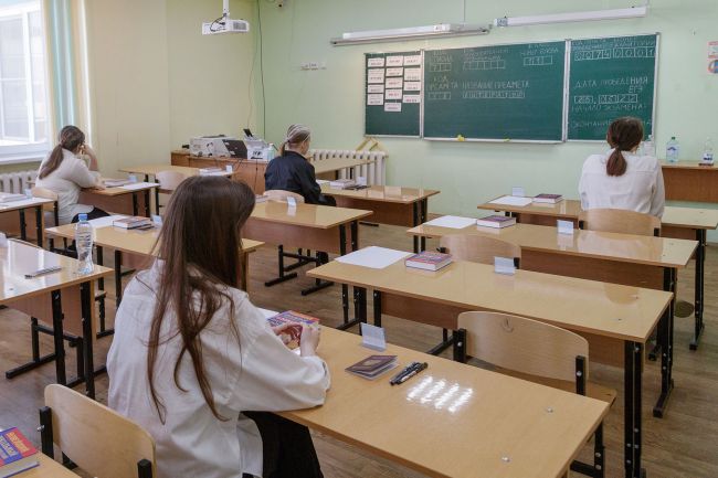 Дмитрий Миляев поручил поощрить педагогов, подготовивших успешных выпускников