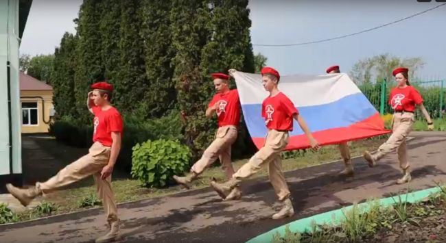 В Волчье-Дубравской школе торжественного подняли флаг Российской Федерации