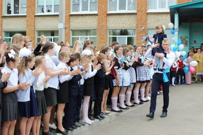 Дмитрий Миляев поздравляет юных туляков с окончанием школы
