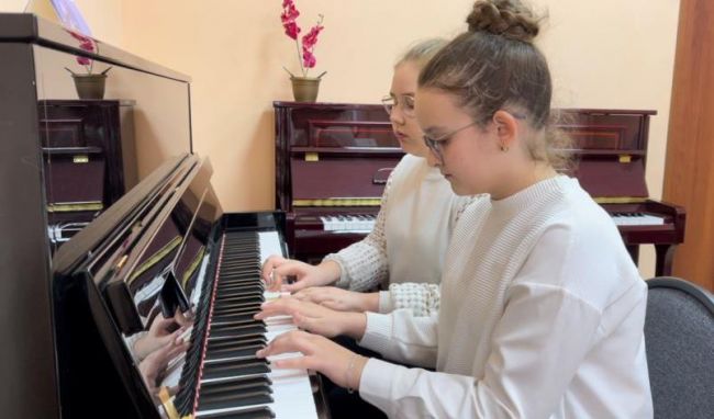 Юные пианистки блестяще исполнили «Персидский марш»
