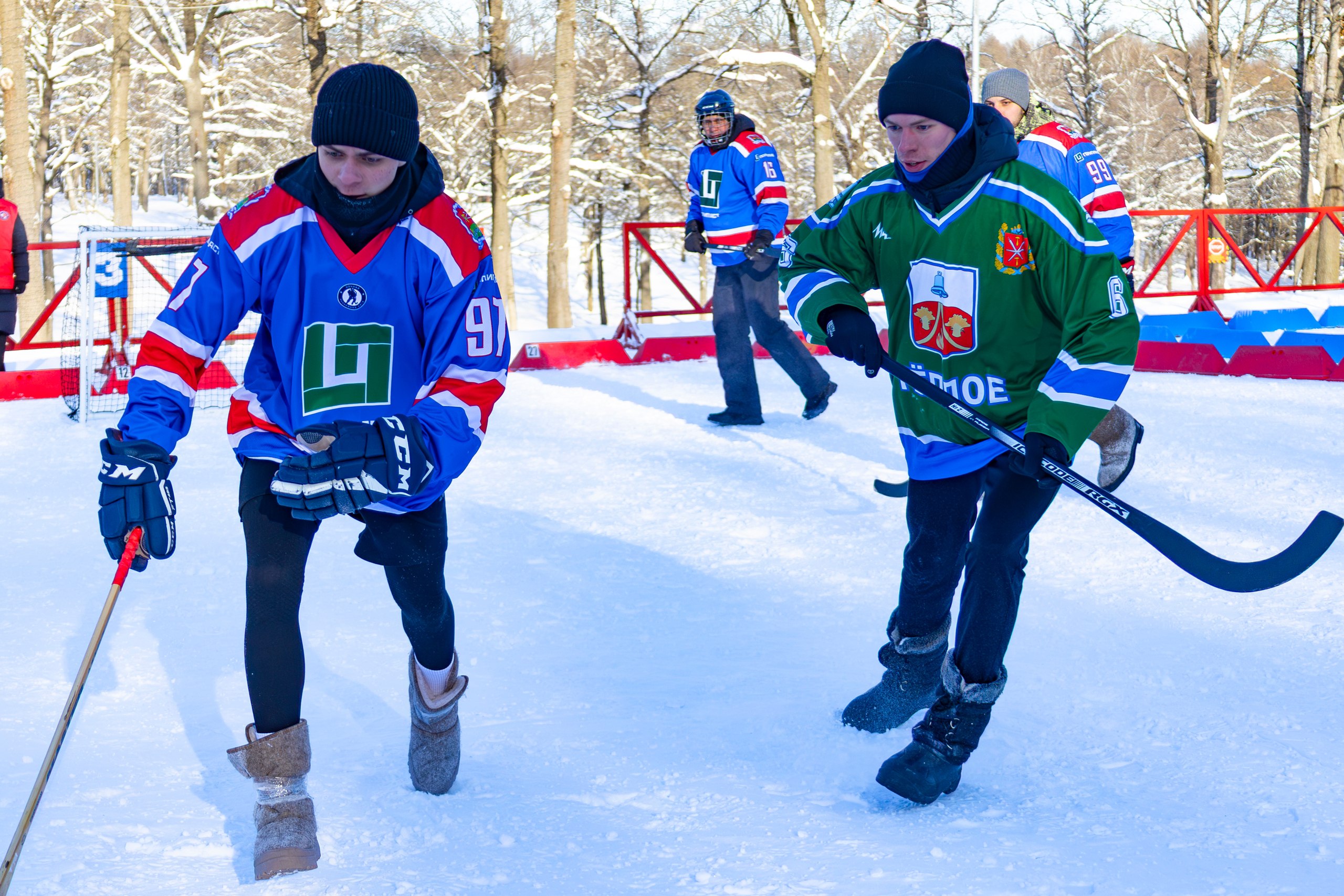 Теплоогаревцы выступили на хоккее в валенках