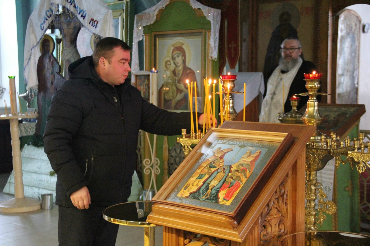 Роман Попов принял участие в богослужении в Свято-Успенском храме