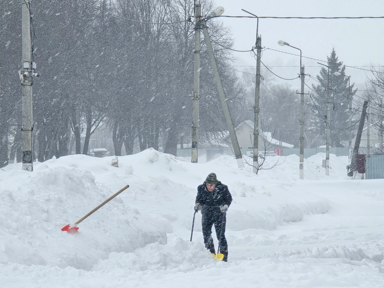 В Теплом много снега. Справляемся изо всех сил