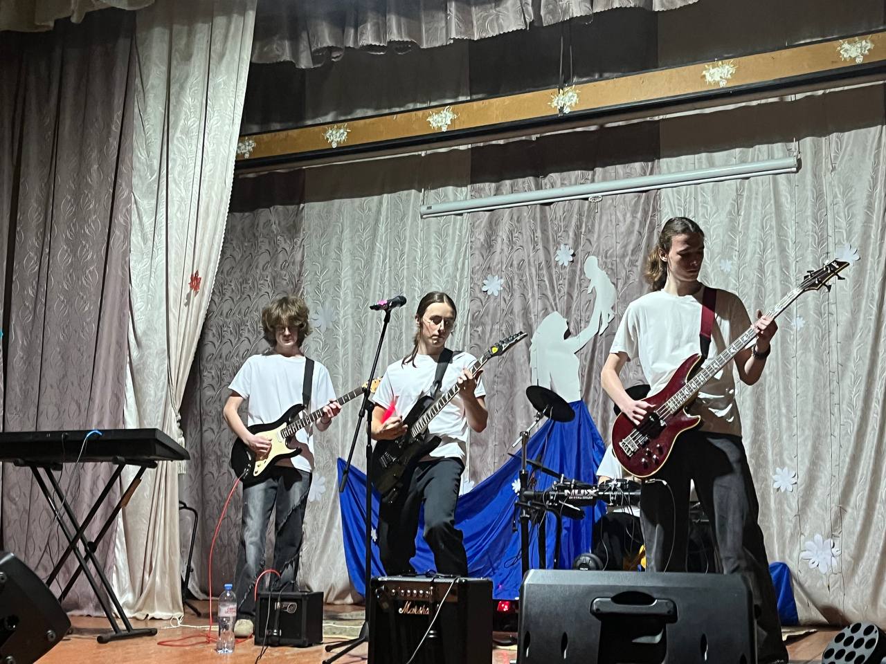 Теплинская молодежная группа выступила с концертом в Волчьей Дубраве Теплинская молодежная группа выступила с концертом в Волчьей Дубраве