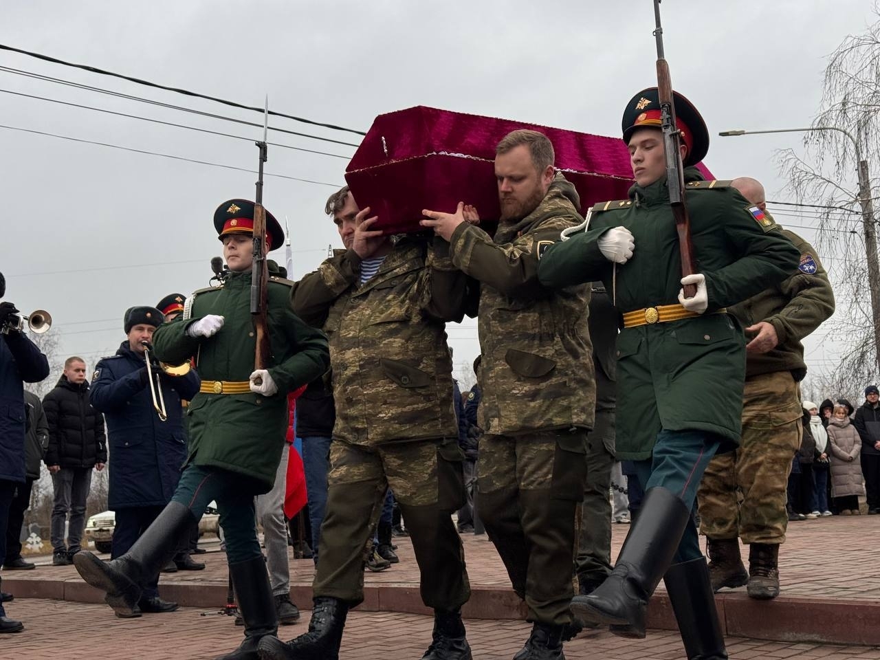 В Ульяновске похоронили солдата, останки которого поисковики подняли в Петровском