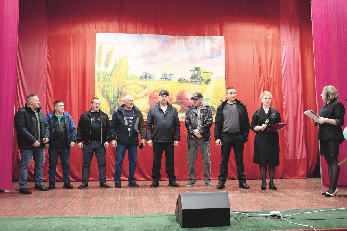 Жители поселка Новопетровский отметили День народного единства в Доме культуры