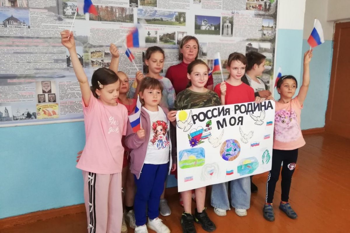 Воспитанники летнего лагеря Закопской школы изготовили коллаж, посвященный России