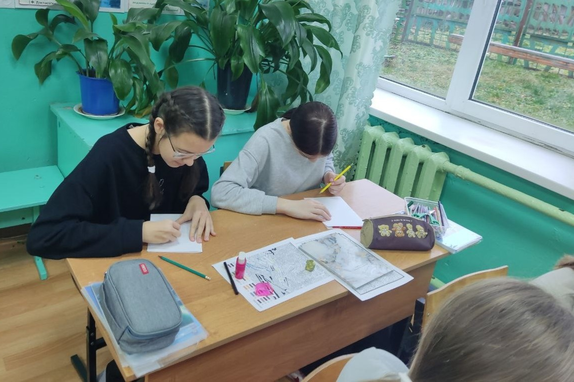 Стрелецкие школьники сделали обереги для бойцов СВО