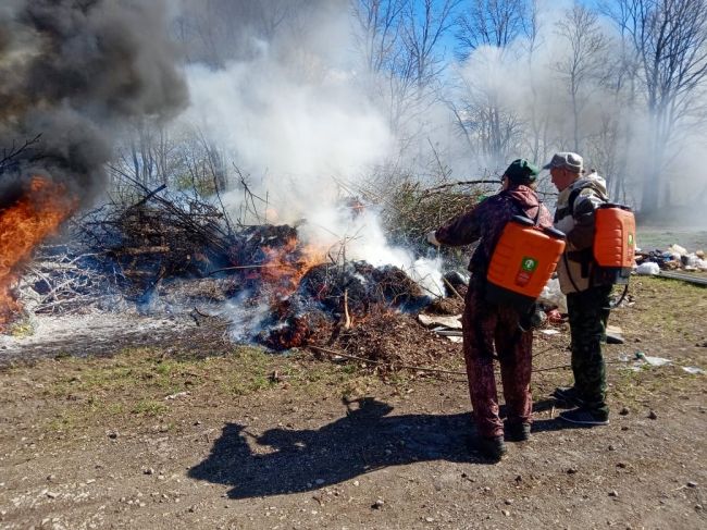 Пожарные спасатели совместно с жителями Шишковки отработали действия по тушению природного пожара