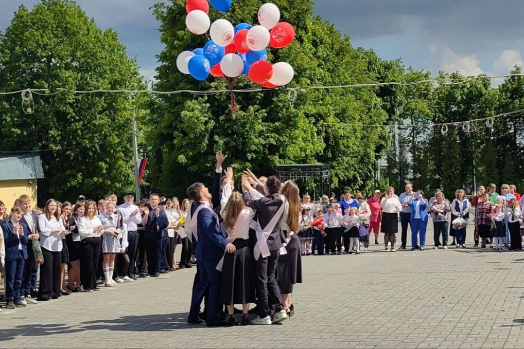Торжественная линейка, посвященная празднику последнего звонка, состоялась в Архангельской школе