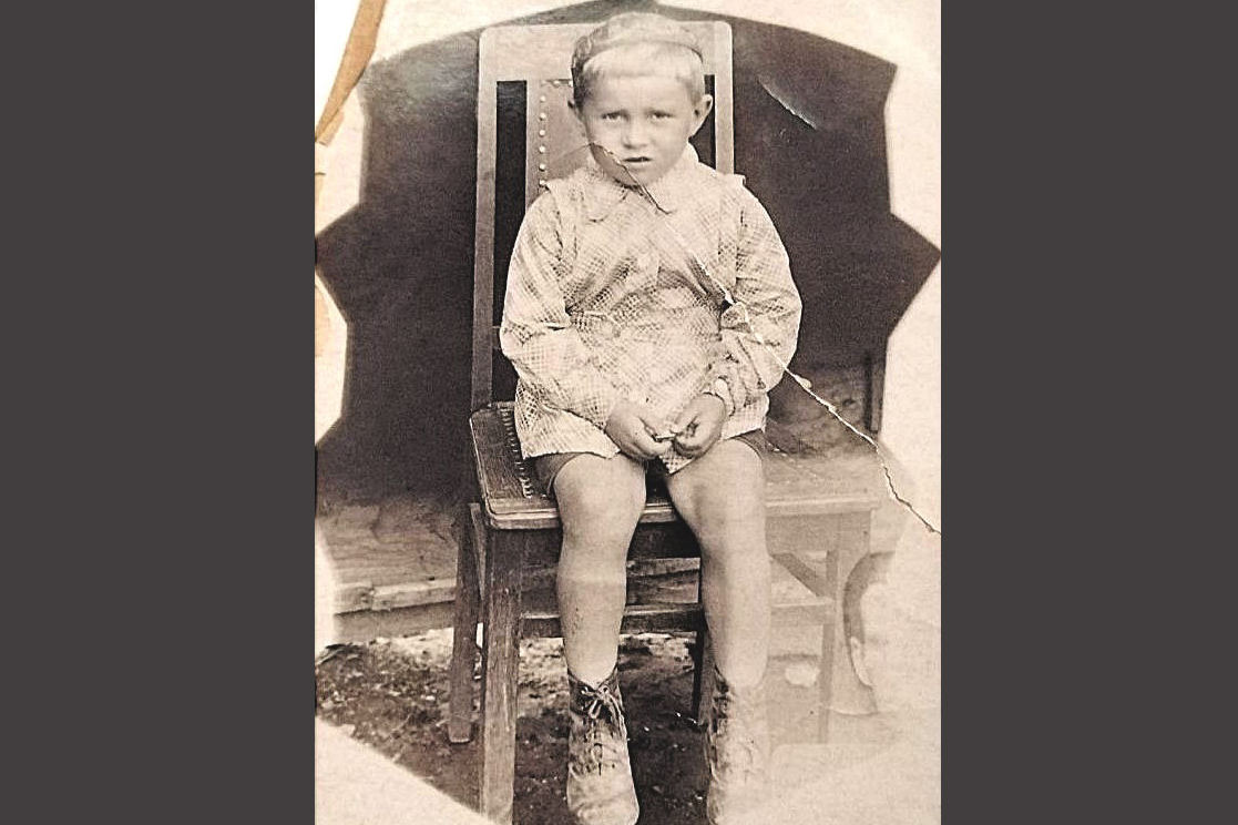 Фашистский стервятник в небе над Каменским