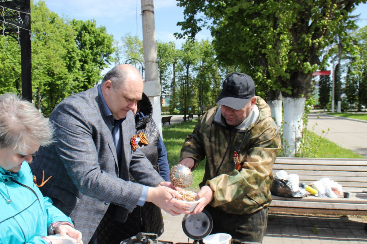Хороша солдатская каша в День Победы в Архангельском!
