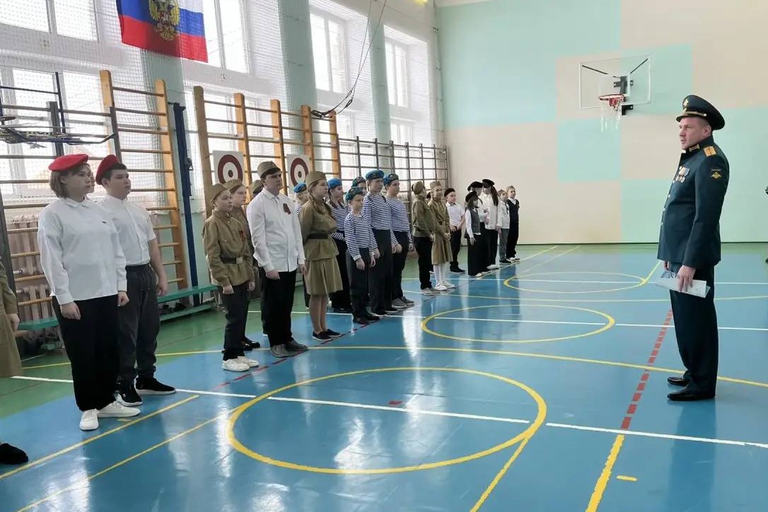 В смотре строя и песни строевую подготовку новопетровских школьников оценил участник СВО