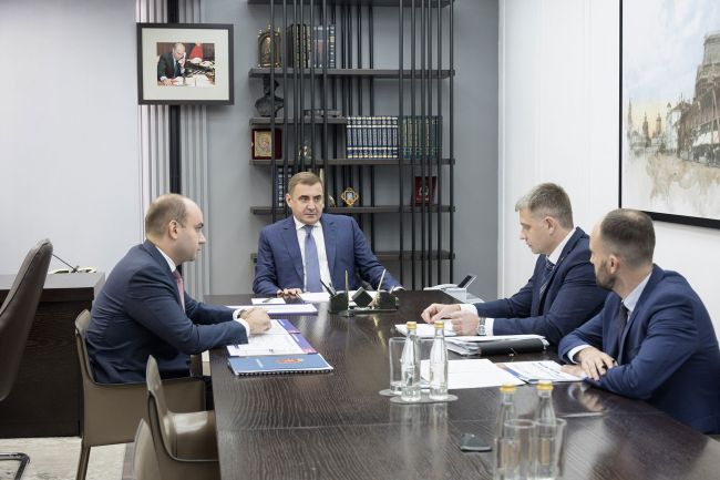 О подготовке бюджета следующего года Алексею Дюмину доложил министр финансов Тульской области Александр Климов