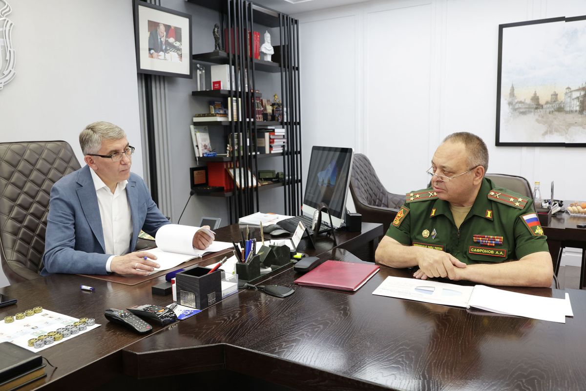 Дмитрий Миляев провел встречу с военным комиссаром Александром Сафроновым Дмитрий Миляев провел встречу с военным комиссаром Александром Сафроновым