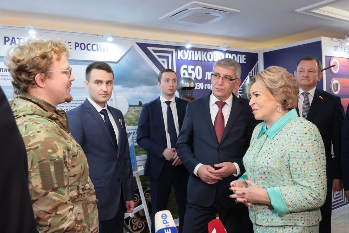 Дмитрий Миляев и Валентина Матвиенко осмотрели стенд Тульской области в Совете Федерации