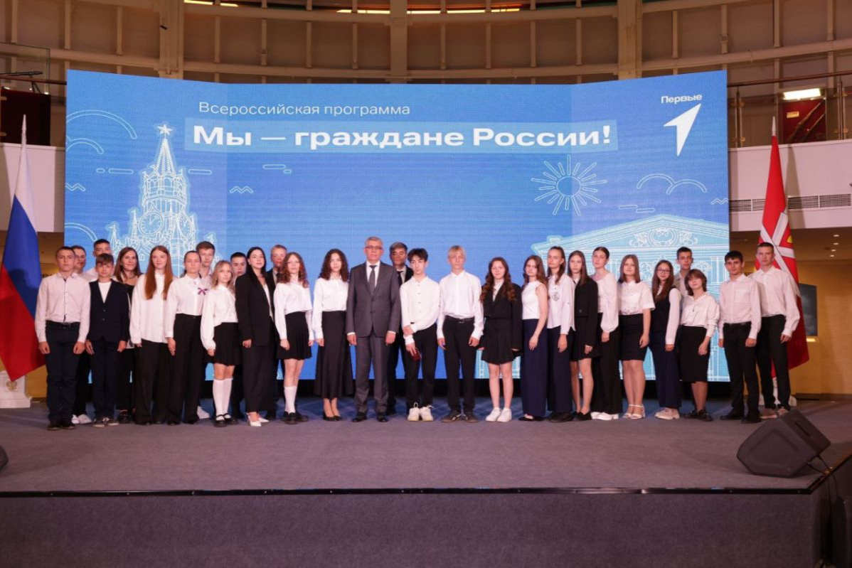 Юным тулякам в День России Дмитрий Миляев вручил паспорта