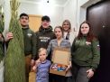 Тульские волонтеры Молодёжного крыла Народного фронта поздравляют семьи участников СВО и доставляют им новогодние ёлки