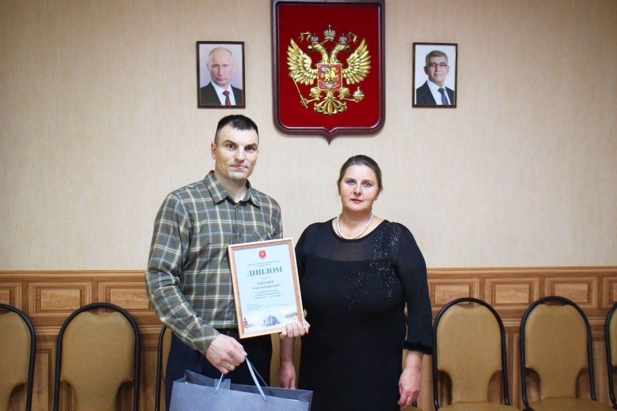 Светлана Карпухина вручила награду участнику конкурса «Отцовство – долг и дар» Алексею Ефремову Светлана Карпухина вручила награду участнику конкурса «Отцовство – долг и дар» Алексею Ефремову