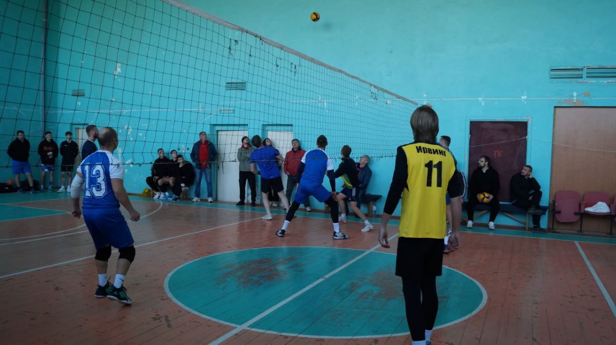 В волейбольном турнире в честь Дня народного единства приняли участие 4 команды