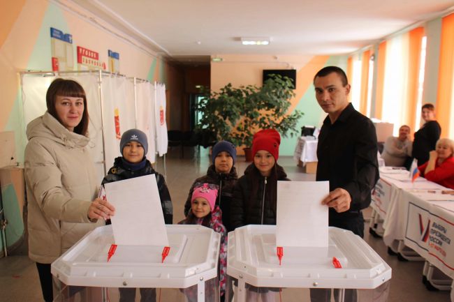 Молодая семья Трошиных пришла на выборы с четырьмя детьми